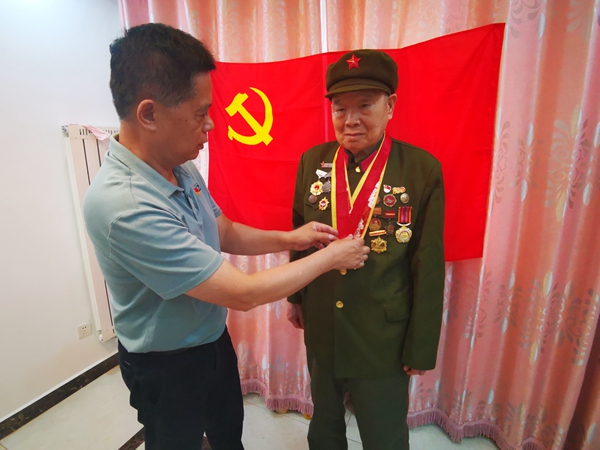 1627284645102665.jpg 02-为离休老党员侯炳良颁发纪念章.jpg