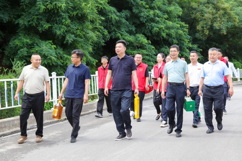 乡村振兴共奋进 真情帮扶暖民心——集团公司开展“第一书记”帮扶村走访慰问活动-1-800